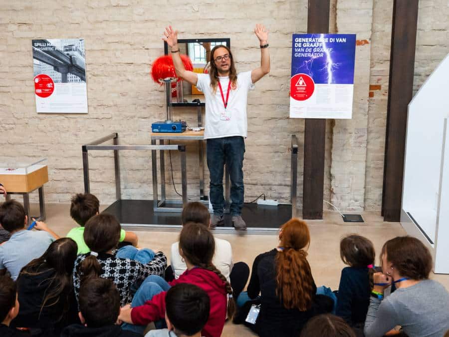 Gruppo di bambini all'Immaginario Scientifico