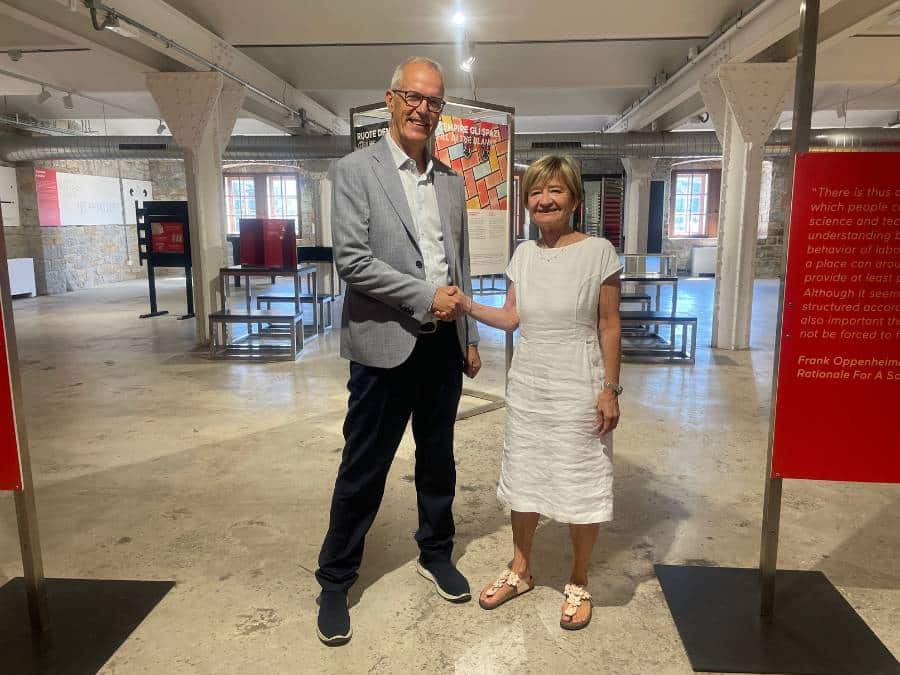 La stretta di mano fra la presidente di Immaginario Scientifico e il presidente di ZKB