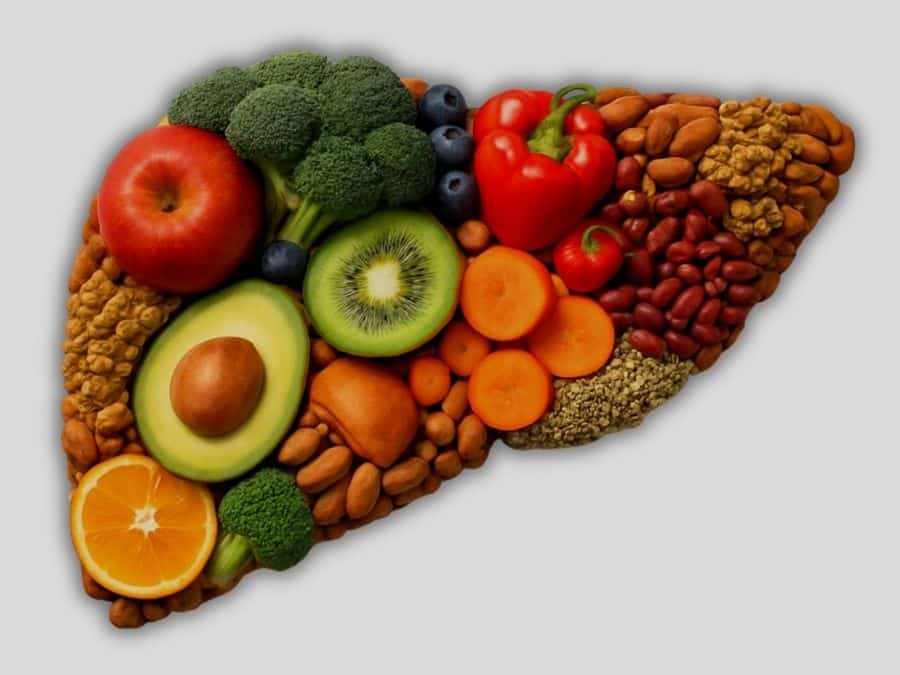 Un'immagine del fegato con tutti gli alimenti utili per la sua salute